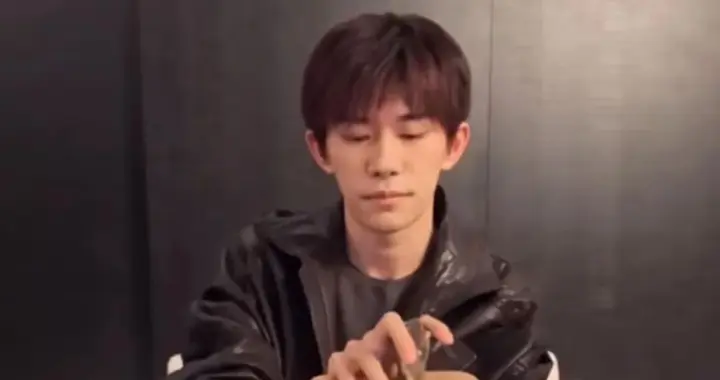 易烊千玺时隔8年开启直播，全程只说了几十个字，一直在垒石头，与网友零互动