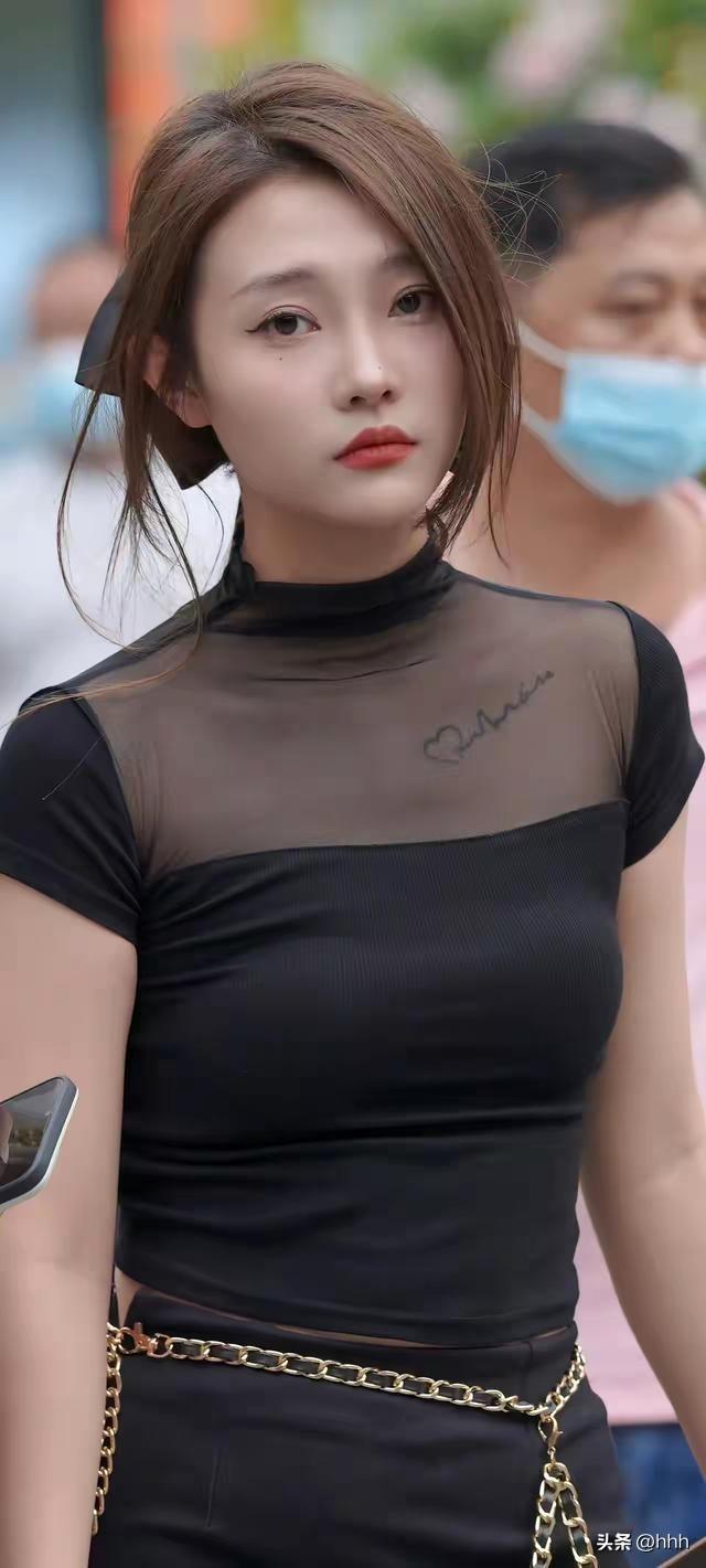 黑衣美人，步履生风。