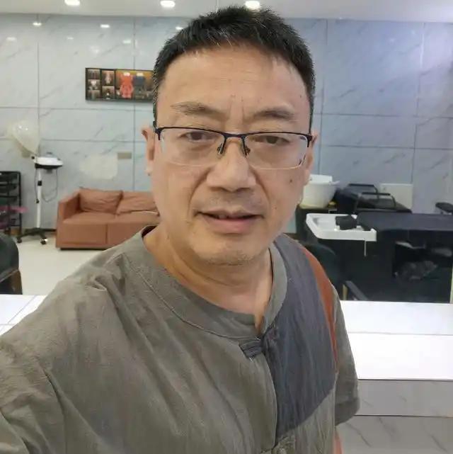 你以为汤家凤博士是为批评而批评吗？他是在呐喊，在净化，在搏斗！
变局横生之下，头