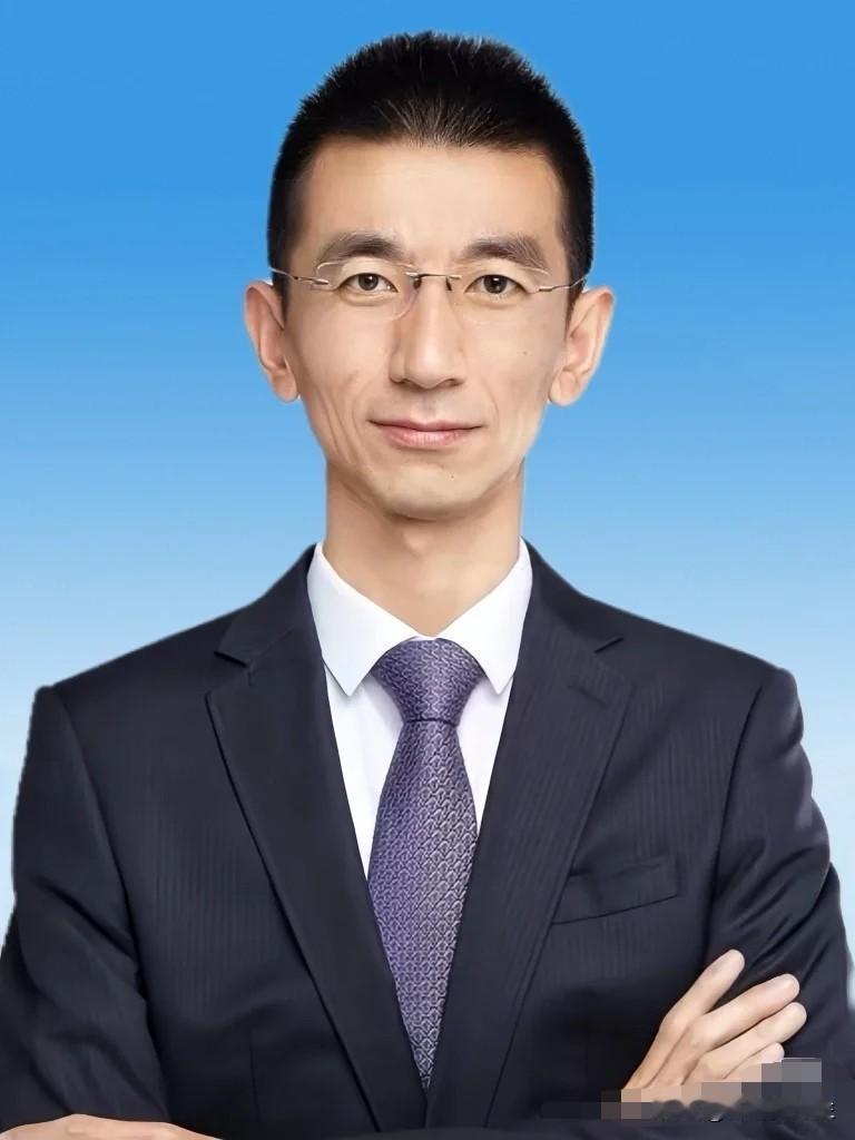 看了看孙东旭的履历，
有些意外。
一个80后，从教书到掌管百亿市值公司，最后安静