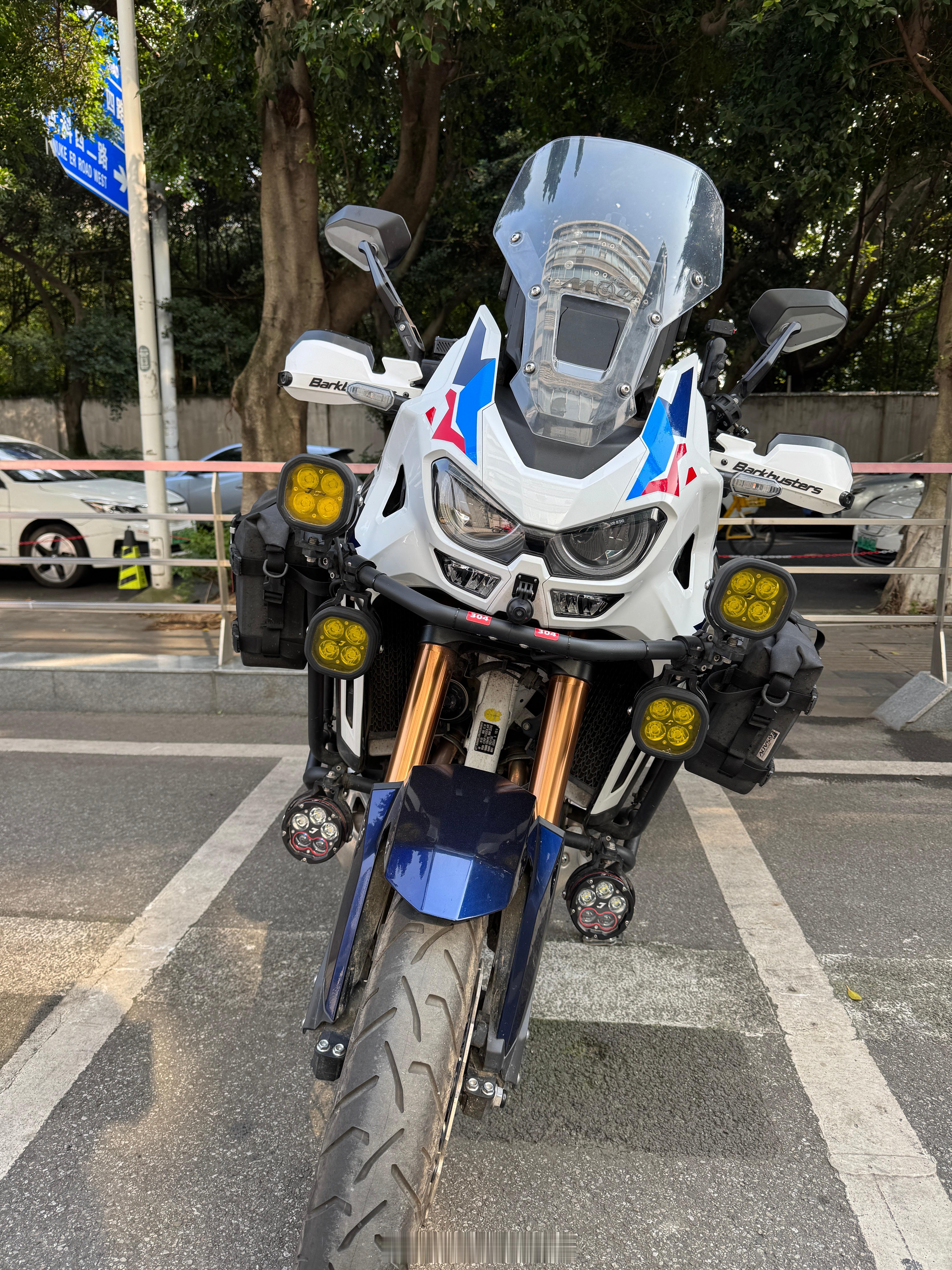 机车摩托车 这灯装的也太多了嘛！摸摸爱分享