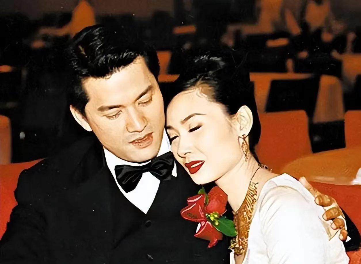 1996年，吕良伟正准备迎娶邝美云，本以为得先和周海媚办个离婚。谁知他去办手续时