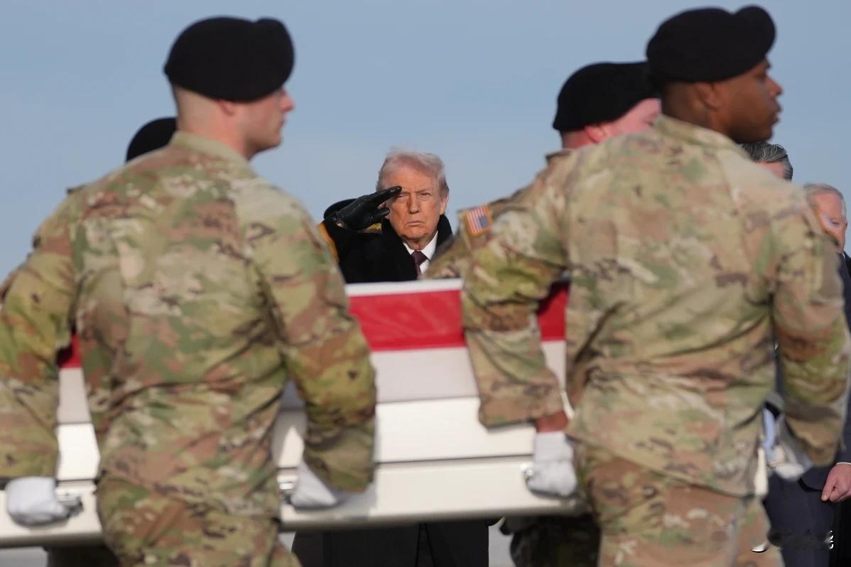 特朗普向阵亡士兵致敬   仪式开始时，特朗普低着头，和其他军方官员一起站在C-1