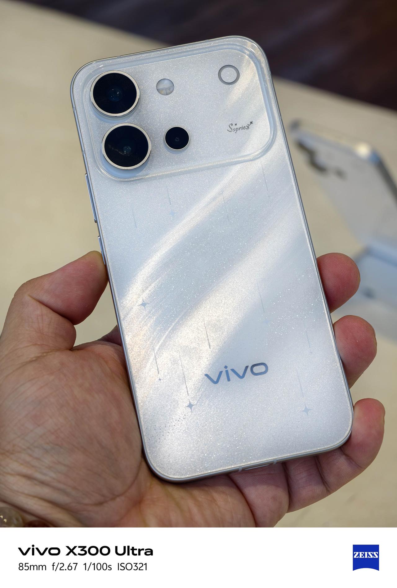 带大家提前看看vivo S60系列的发布会现场，阳光、海滩、美女，用vivo手机