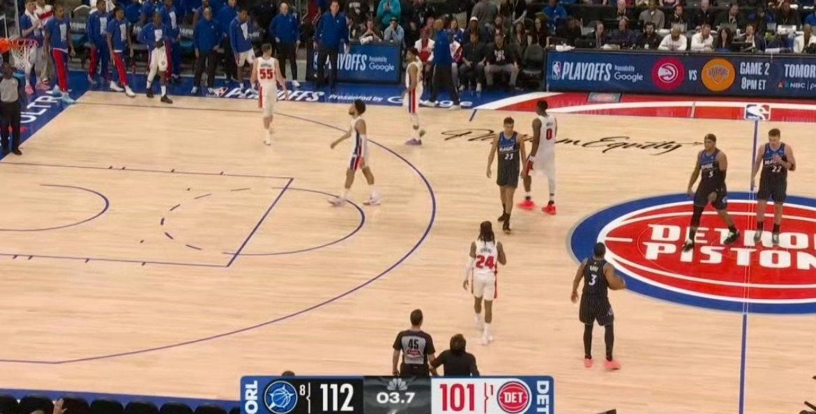 爆冷！东部第一活塞主场翻车！魔术1-0拿下开门红，小瓦格纳累到扶膝，NBA季后赛