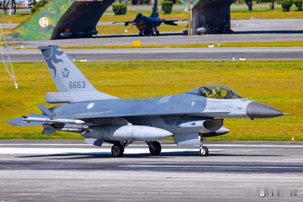 台军F-16战斗机坠毁
1 月 6 日晚间，台湾花莲空军基地编号 6700 的 