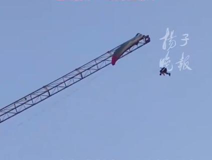 警方回应滑翔伞爱好者被挂高空塔吊，玩滑翔伞不慎被挂塔吊人员已获救。6月19日，多