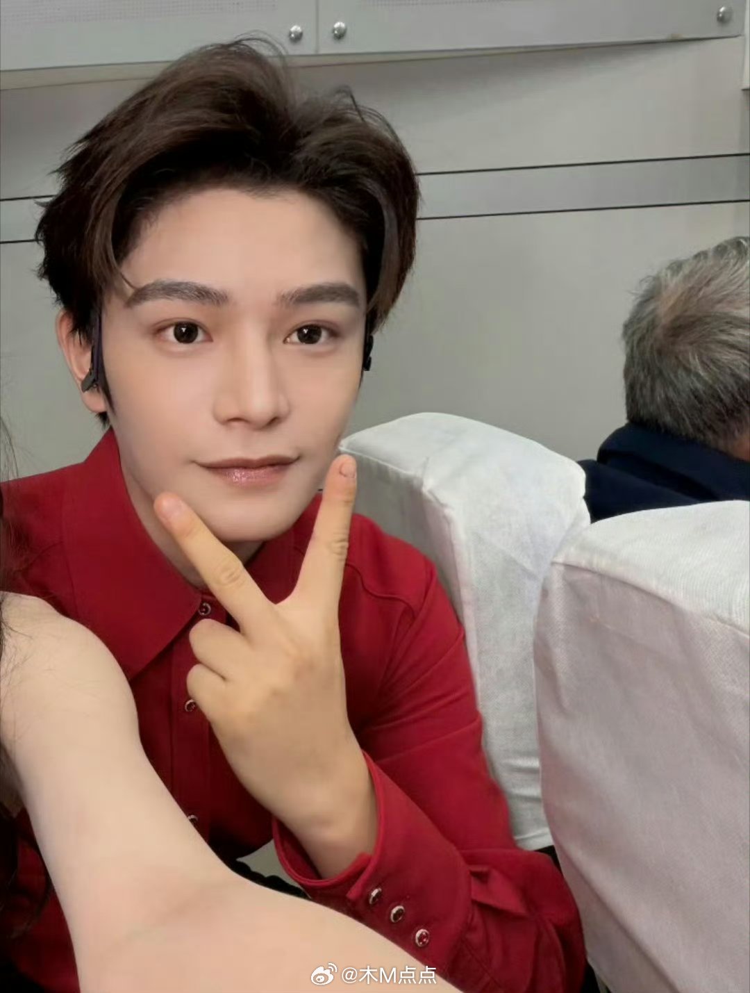 张凌赫是不是也啃指甲啊？我记得朱一龙和丁禹兮也有这个习惯