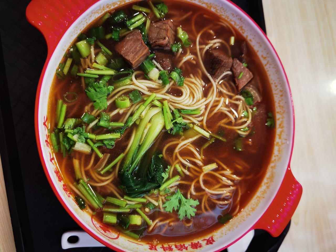 这牛肉面里牛肉还不少，味道也不错，喝汤的勺子比别的地方都大，还挺不错