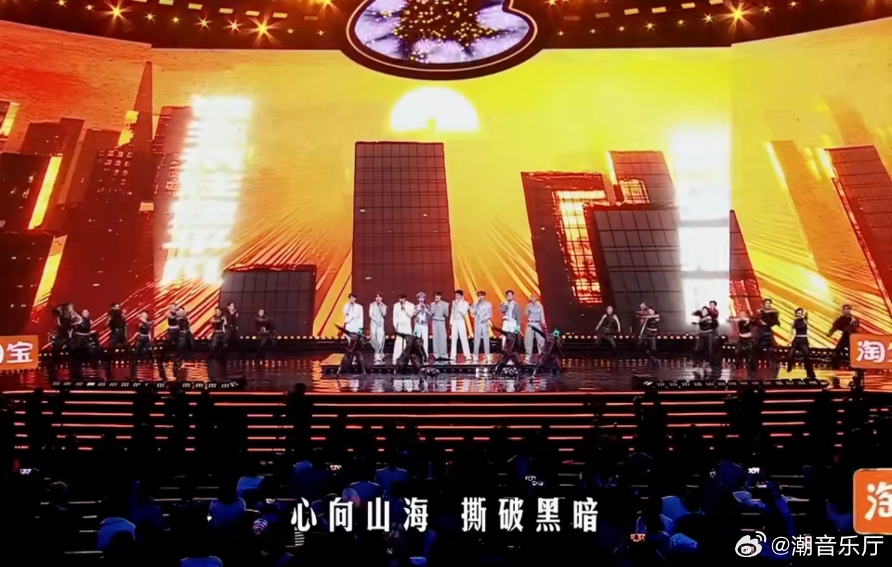 十个勤天果敢舞台好燃灯光亮起的瞬间，鸡皮疙瘩掉一地！这就是内娱活人男团的实力吗？