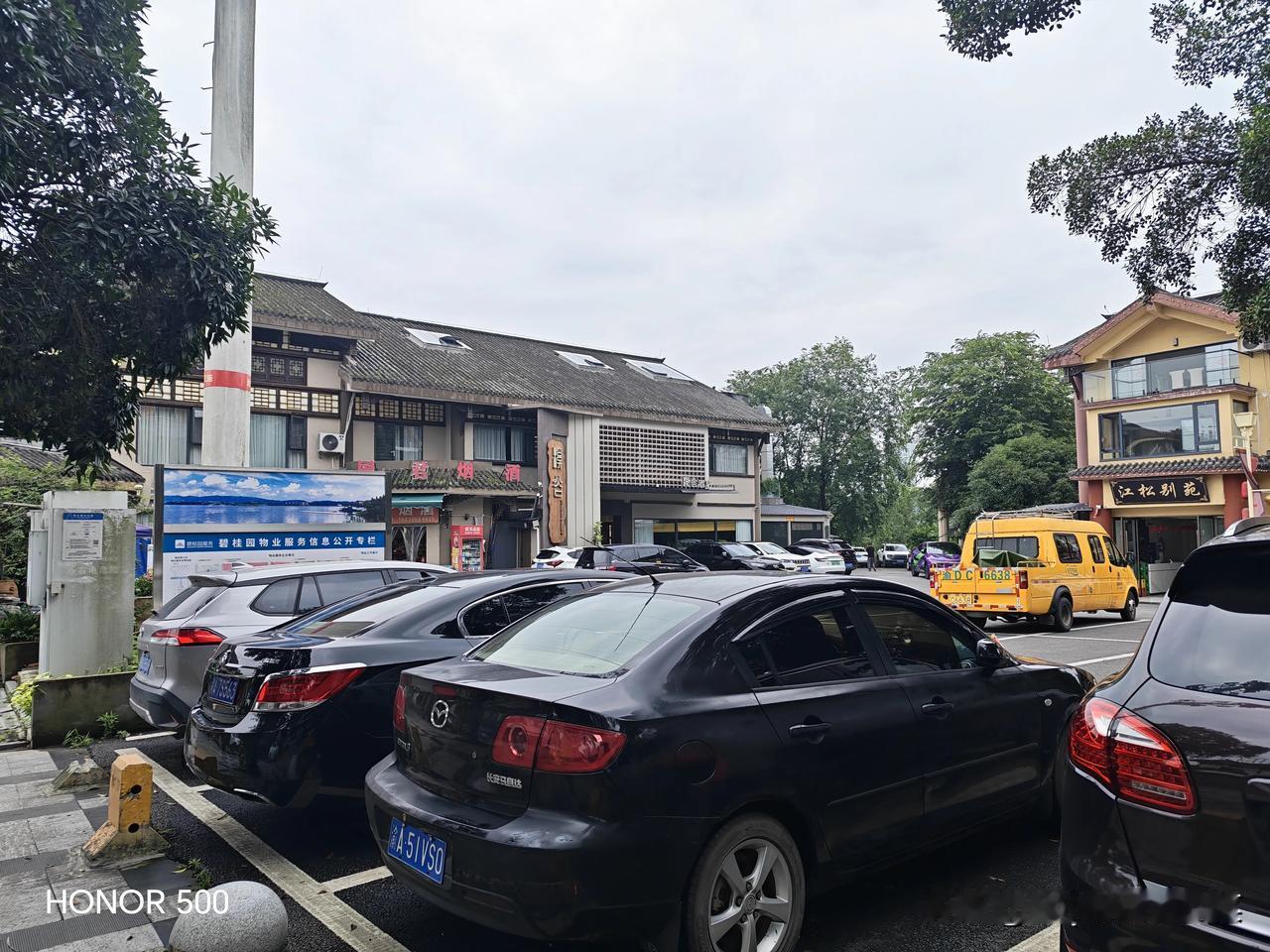 城市街城市特色街 城市特色街真是烟火气与文化味的完美融合！青石板路、骑楼雕花、老