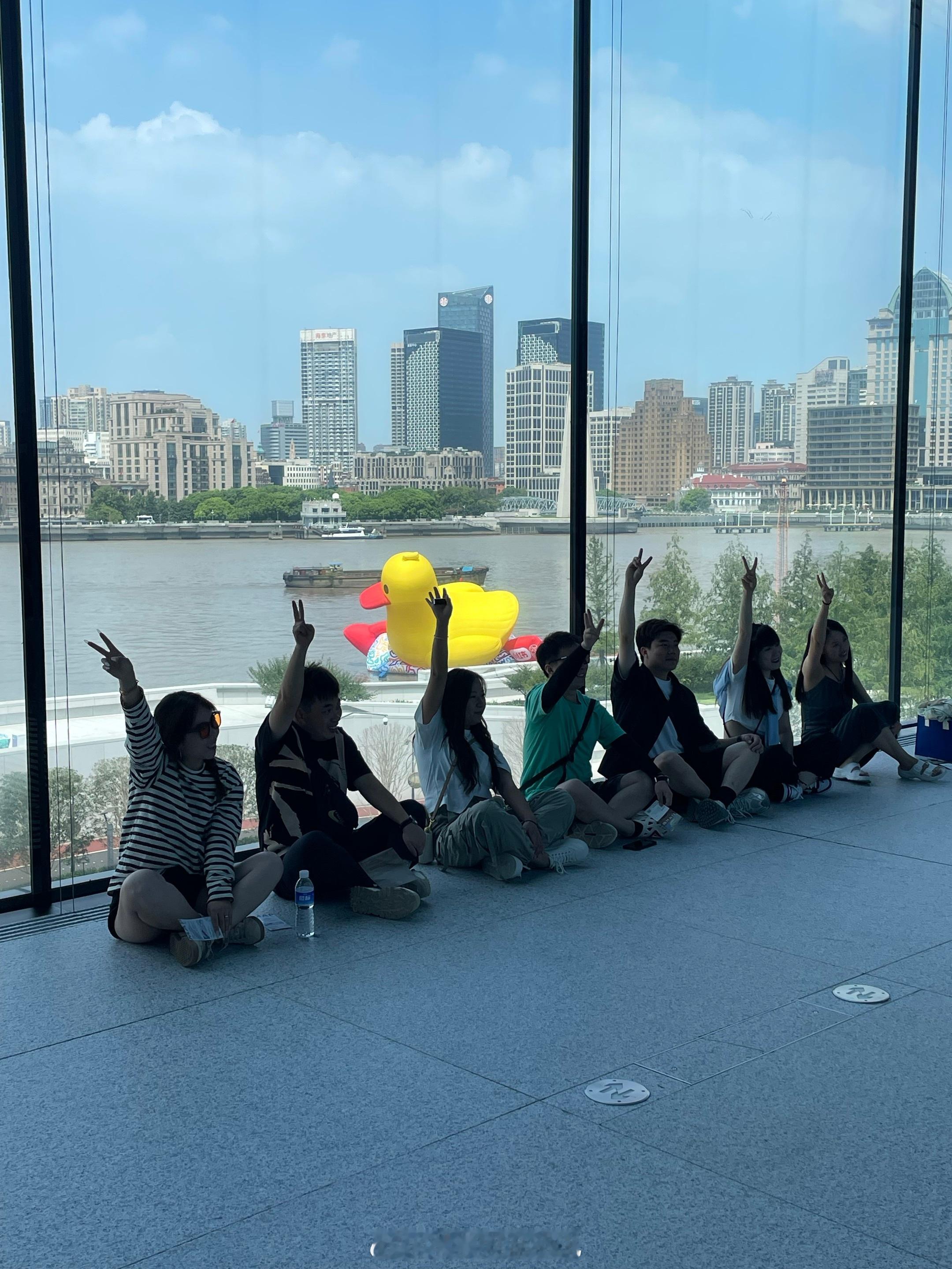 #20米巨鸭空降上海黄浦江上# 巨鸭驾到，黄浦江都要让路三分，这排场，绝了！ ​