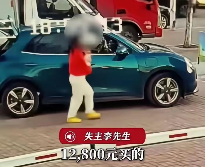 红衣大姐买海鲜不给钱，

顺手把万元小狗抱走，

她怎么想的？

4月22号傍晚