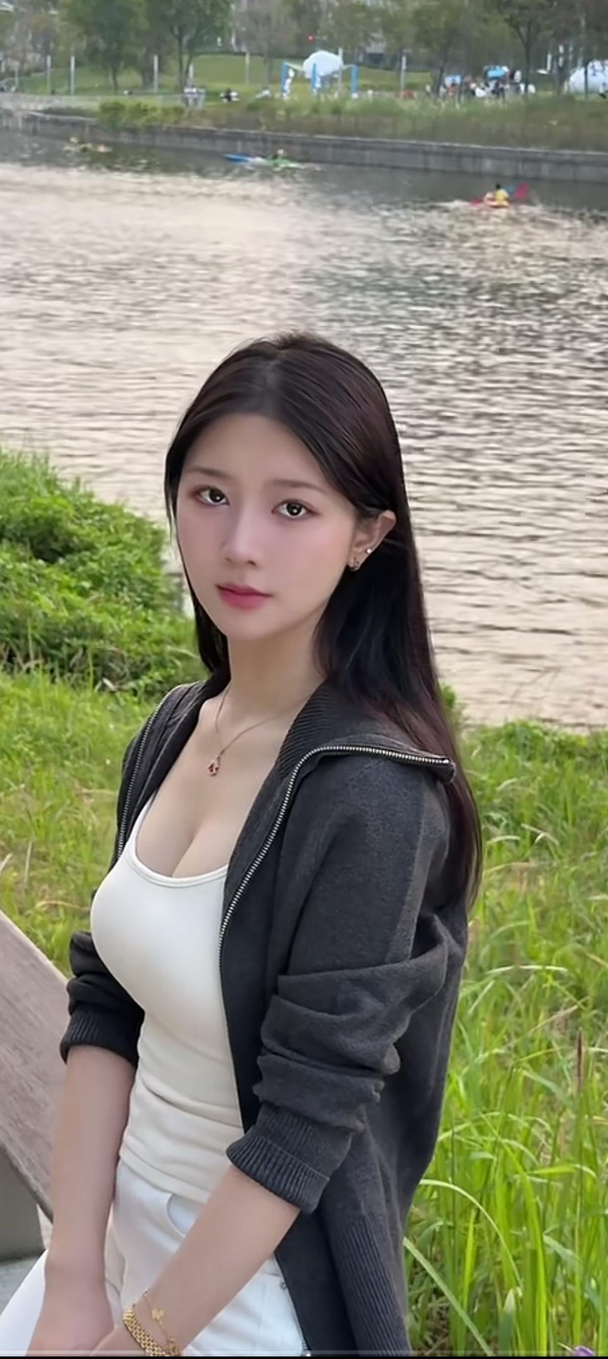 阳光下的静谧时光，绿草如茵，微风轻拂，享受这份宁静与美好。