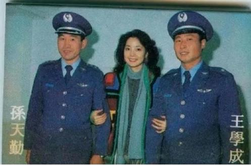 1983年，邓丽君与叛逃的两名我方飞行员亲昵合影，同时也表示了热烈的欢迎！从此可