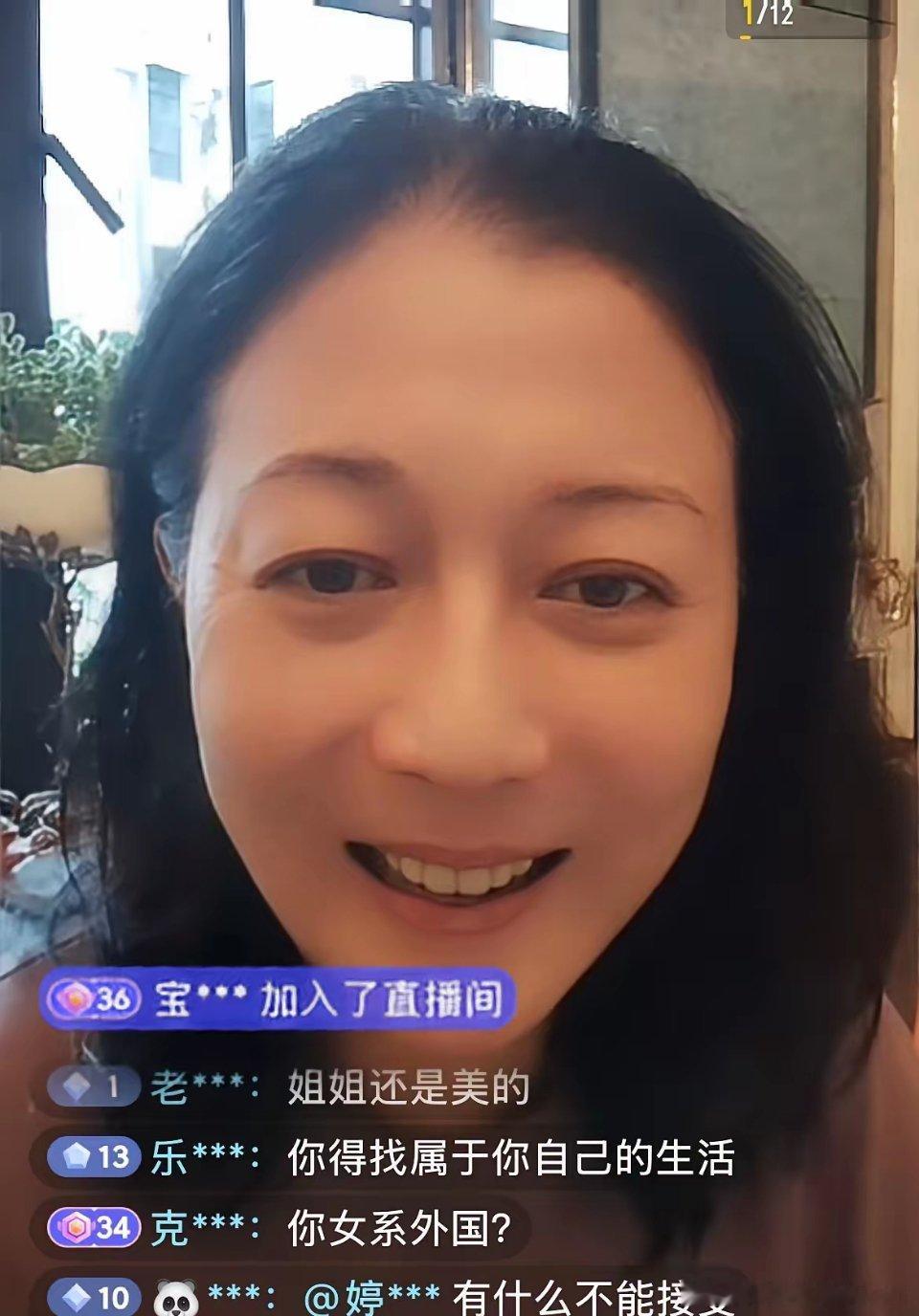 5月19日下午，香港明星吴绮莉出现在直播间，吴绮莉高兴地告诉网友们：今年母亲节和