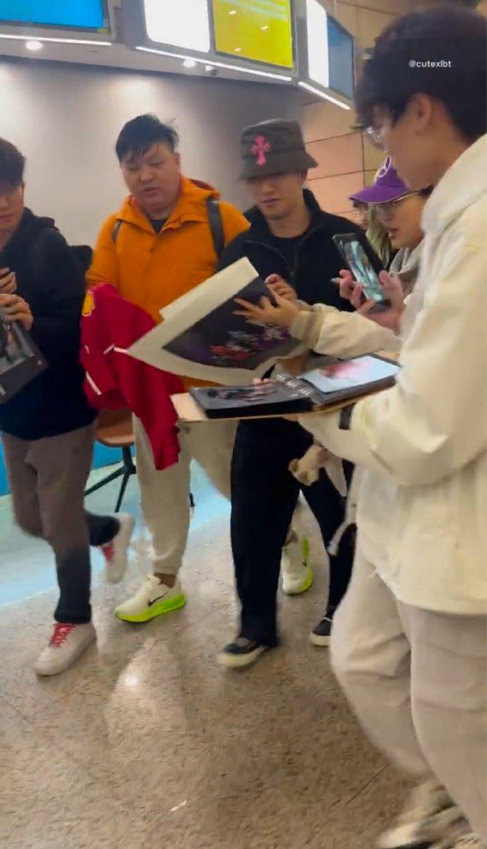 周冠宇抵达上海本周末F1中国大奖赛即将在上海开赛，中国车手今晨抵达上海，大量车迷