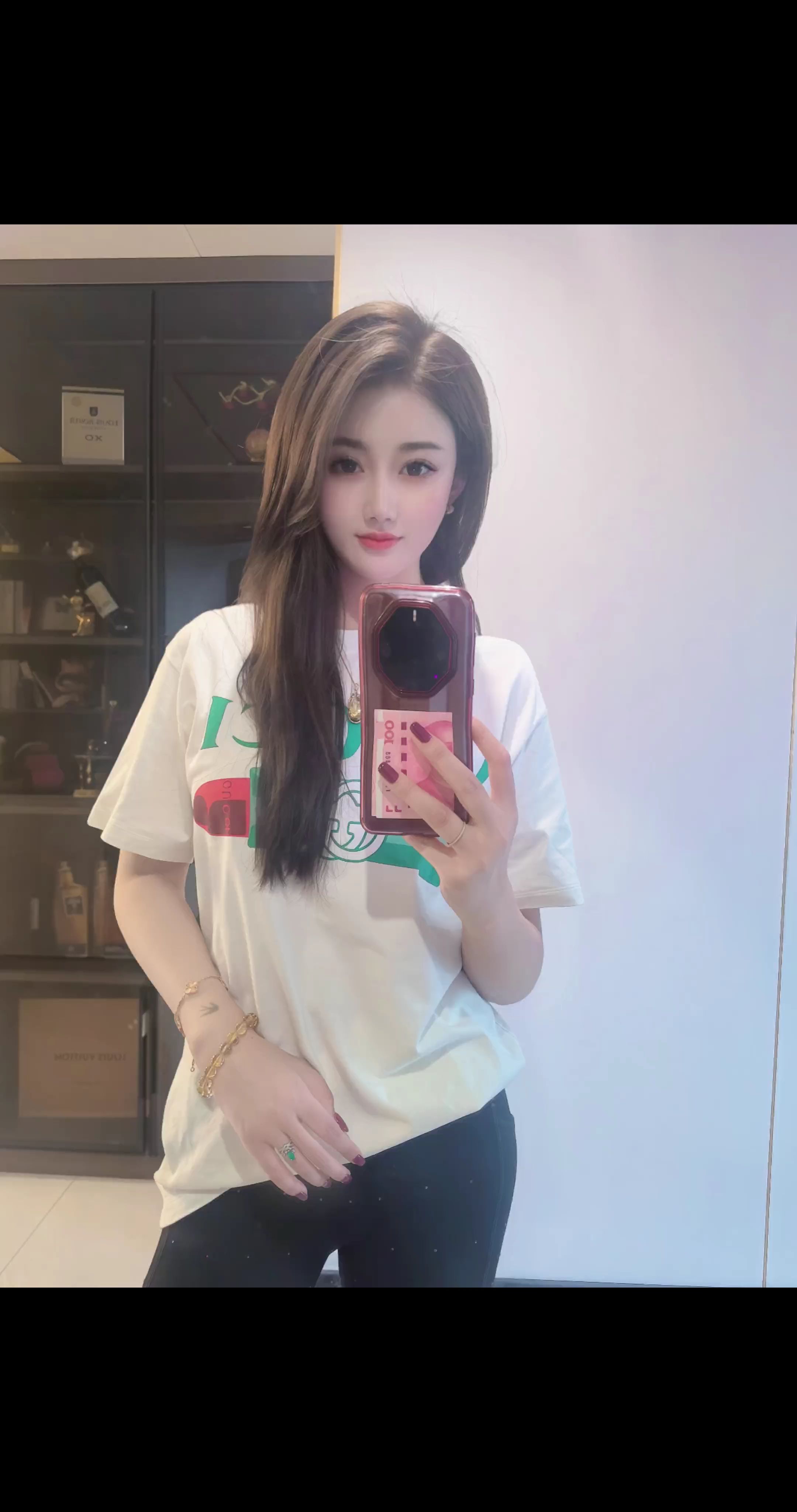 人一定要靠近能托举你的人，计较里生不出慈悲，争吵里养不出优雅，内耗的环...