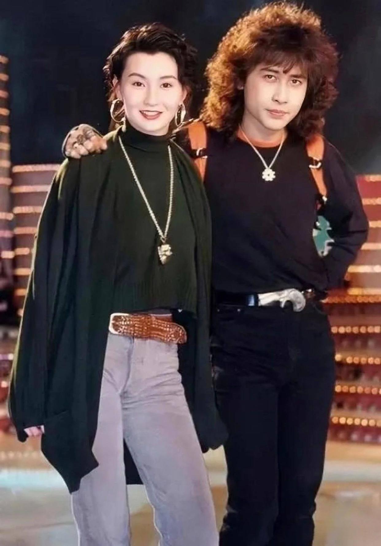 1991年，齐秦与张曼玉一起出席活动时的合影，两人都好青春活力的样子。

那时，