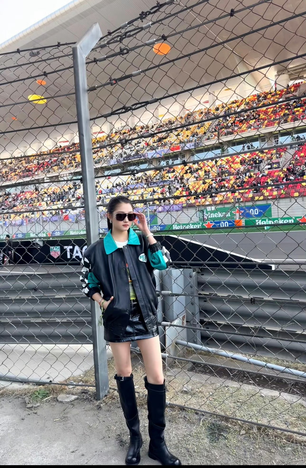 上海F1偶遇关晓彤谁被F1现场的彤姐美晕！！是我！高马尾+机车皮衣又A又飒，小头