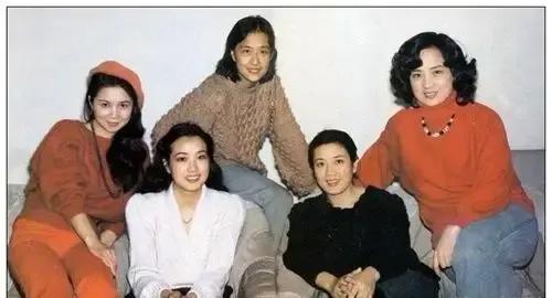 三十多年前的五位家喻户晓的娱乐圈大明星，个个端庄秀丽光彩照人。都能叫出名字来吗？