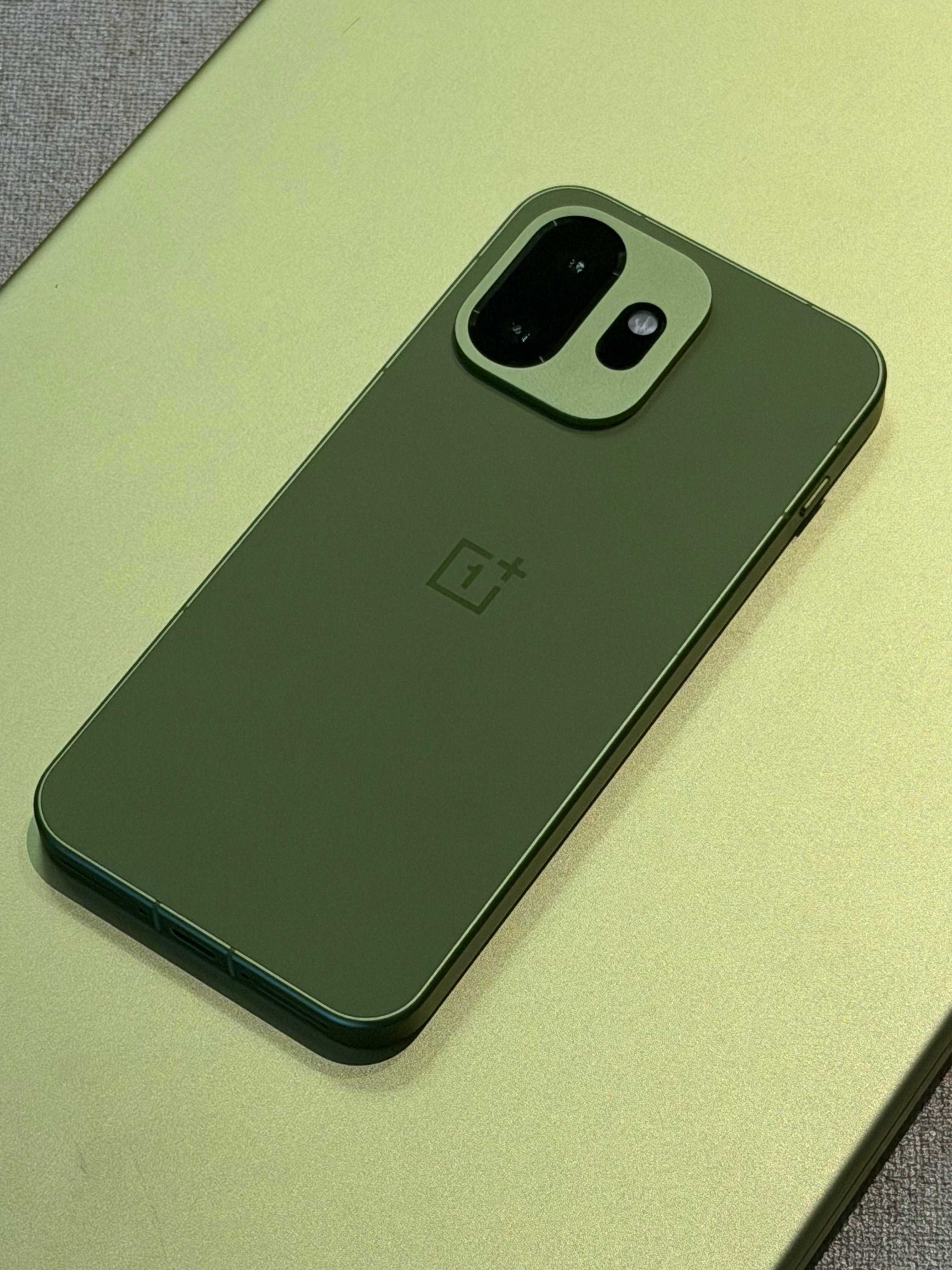 绿色的一加 15T 像抹茶一样可口 