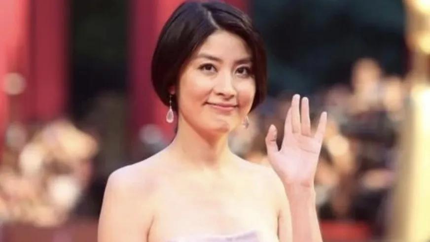 陈慧琳，这位被誉为香港公主的乐坛天后，每一次亮相都让人眼前一亮。她身着裙装，高级
