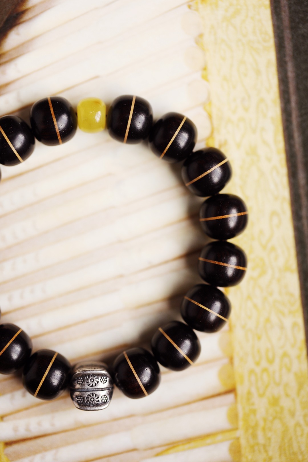 紫光檀嵌黄杨木【穆颜】11x12mm原创设计，木质坚硬致密，款式新颖；紫光檀镶嵌