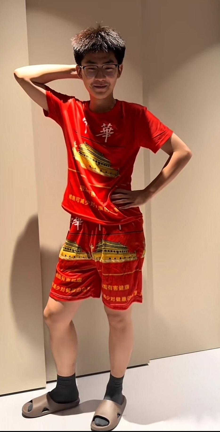 张大炮的儿子，一出场就是王炸，今天他直接穿着网红“中华烟”战衣亮相，为的就是让父