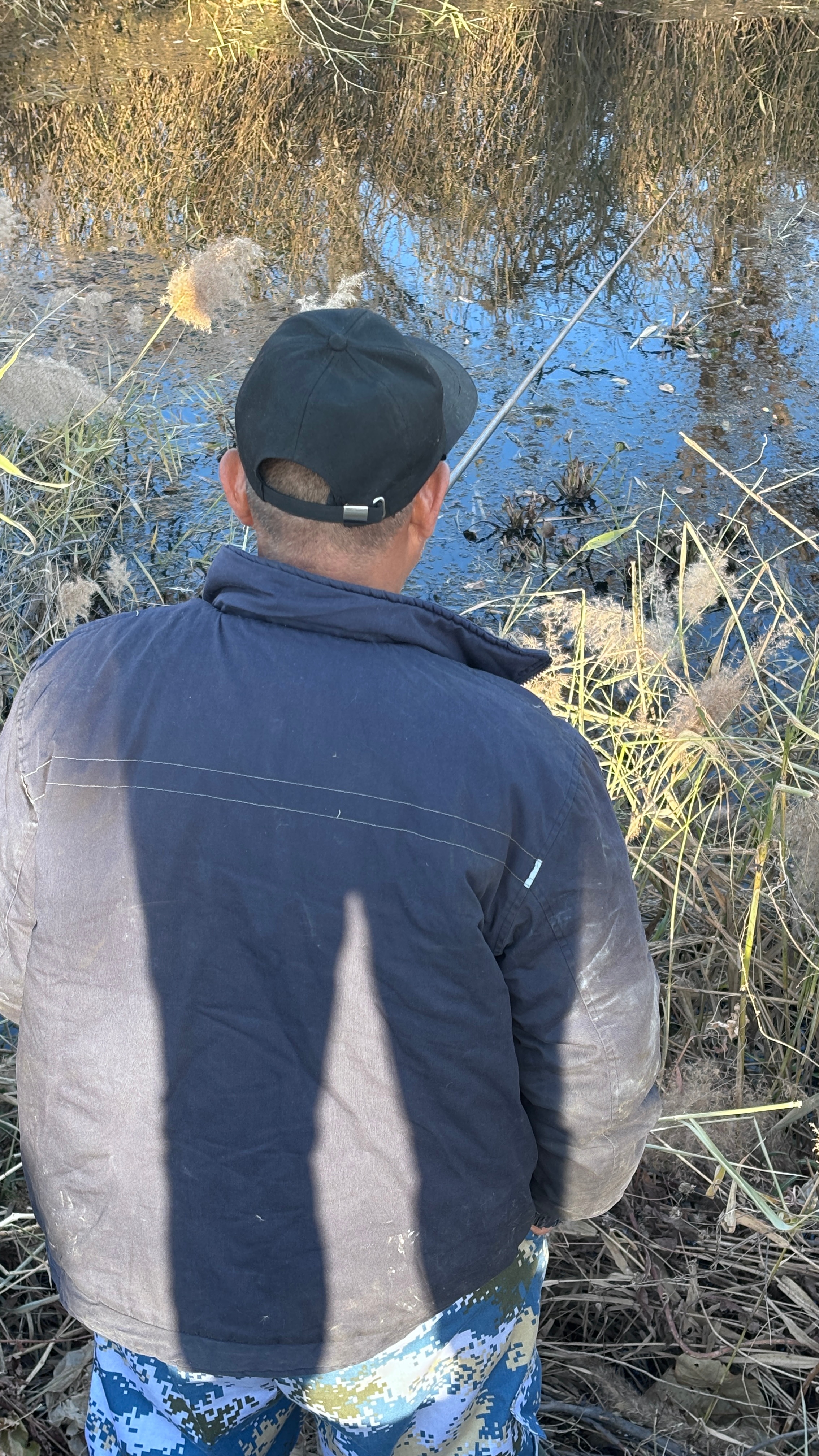 天气再冷也抵挡不住男人对钓鱼的热爱。