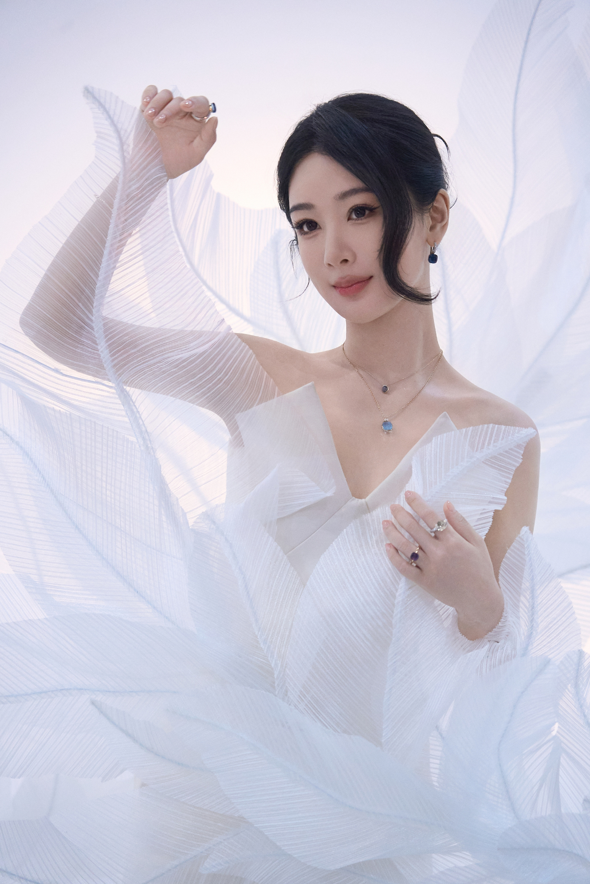 杨紫 杨紫董竹君 杨紫玉兰花开君再来 好好看的杨紫宝，上次去送杨紫宝了，眼睛在看