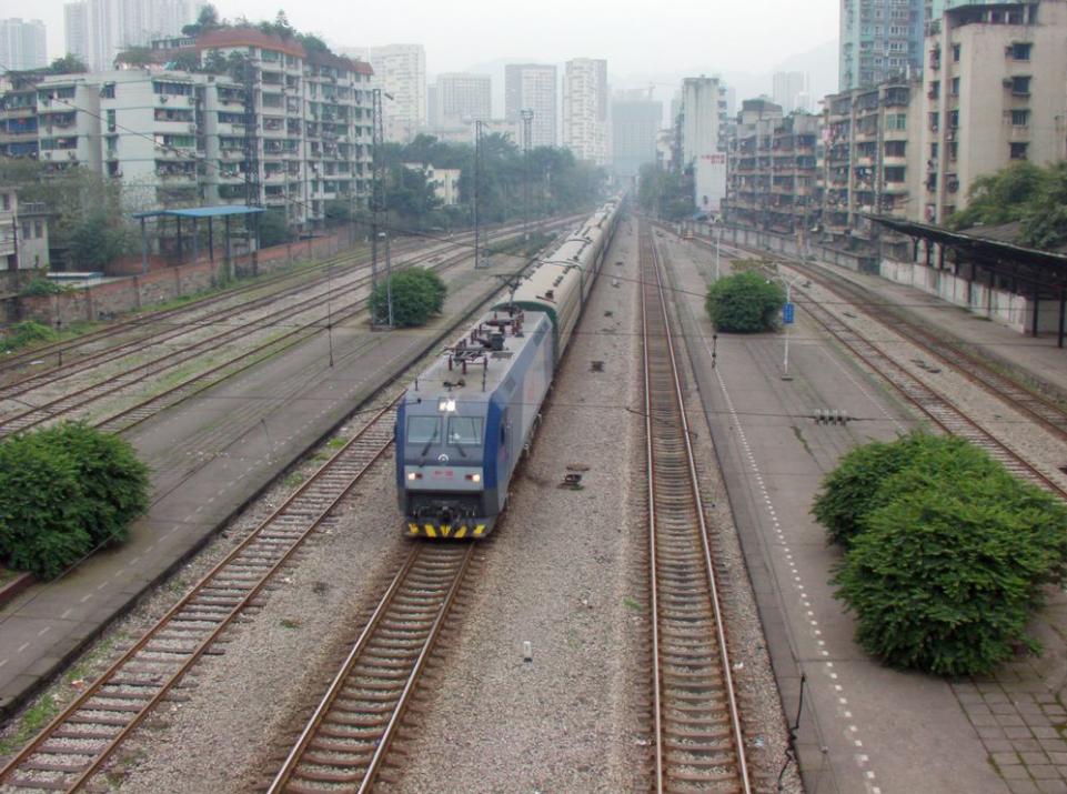 沙坪坝火车站相隔十五年的图片，图1拍摄于2011年春运期间，一趟北京西到重庆的临