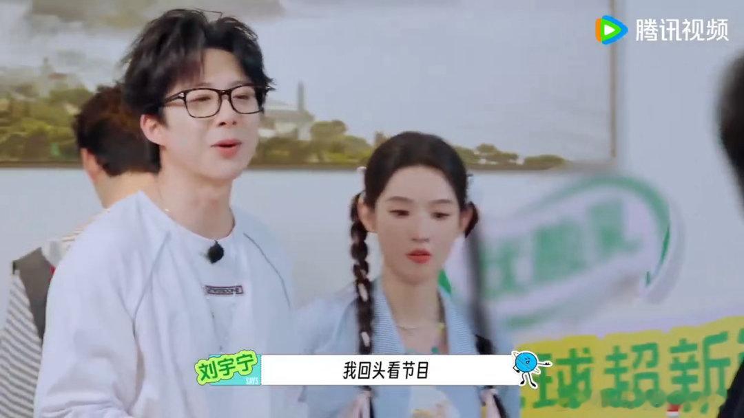 刘宇宁又做饭了刘宇宁做饭被轮流夸谁懂这夸夸现场！刘宇宁下厨做菜，一群人围着轮番夸