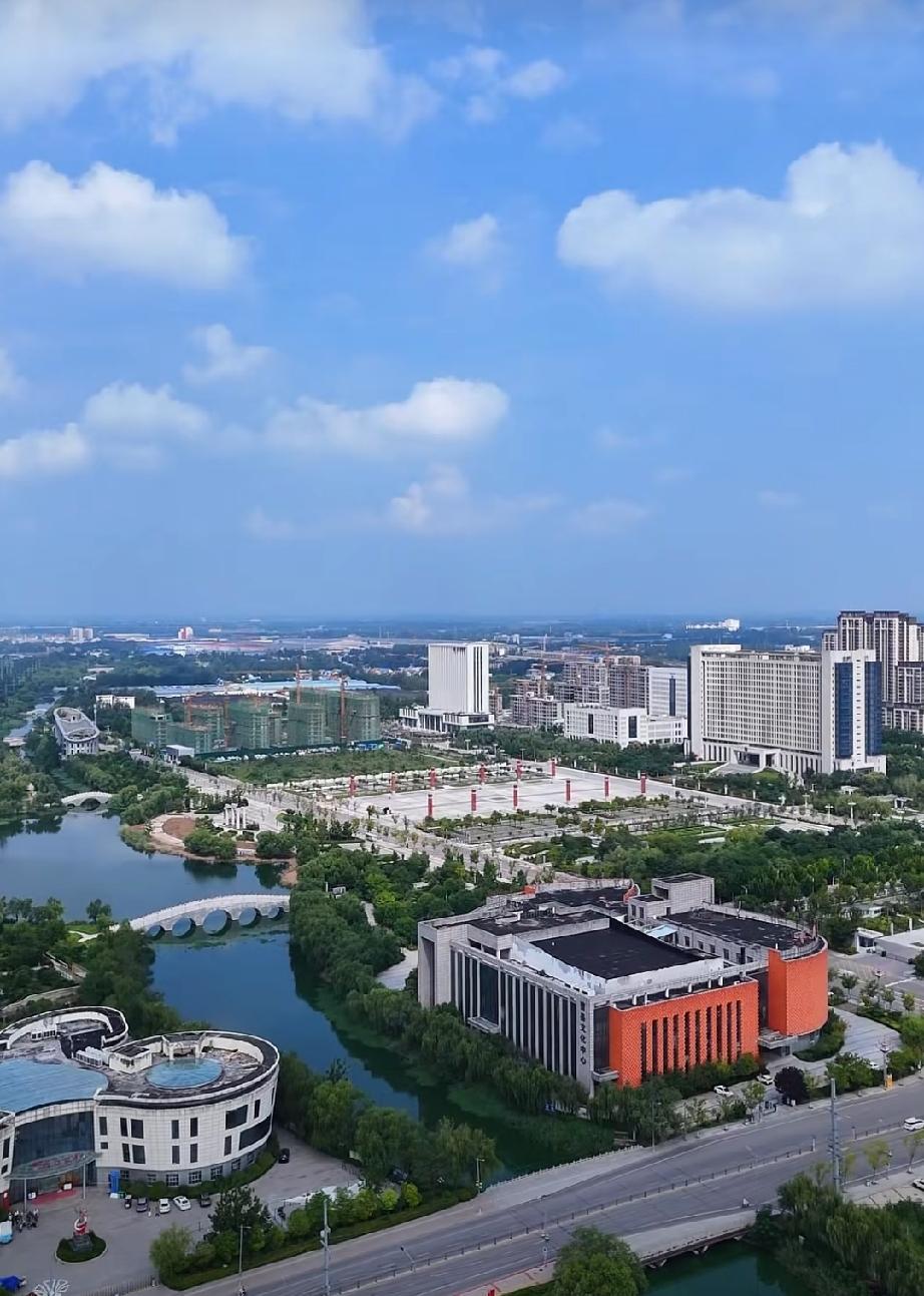 曹县人民公园随拍
蓝天白云铺展天际，绿树清风相伴，小城的美好，随手皆是风景(20
