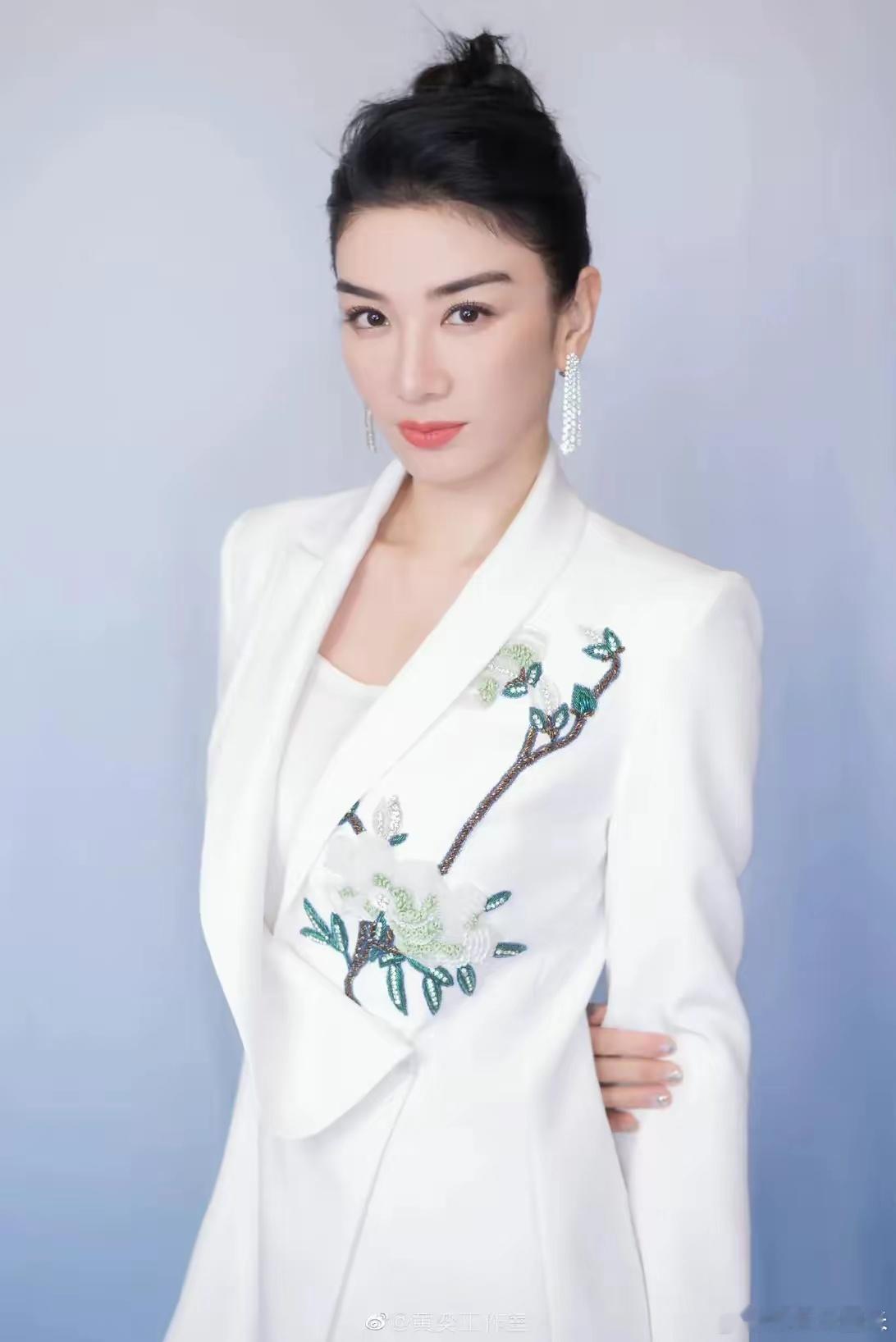我有预感黄奕这次要翻身了不是因为她的演技提高了，而是她单身妈妈的人设收获了很多同