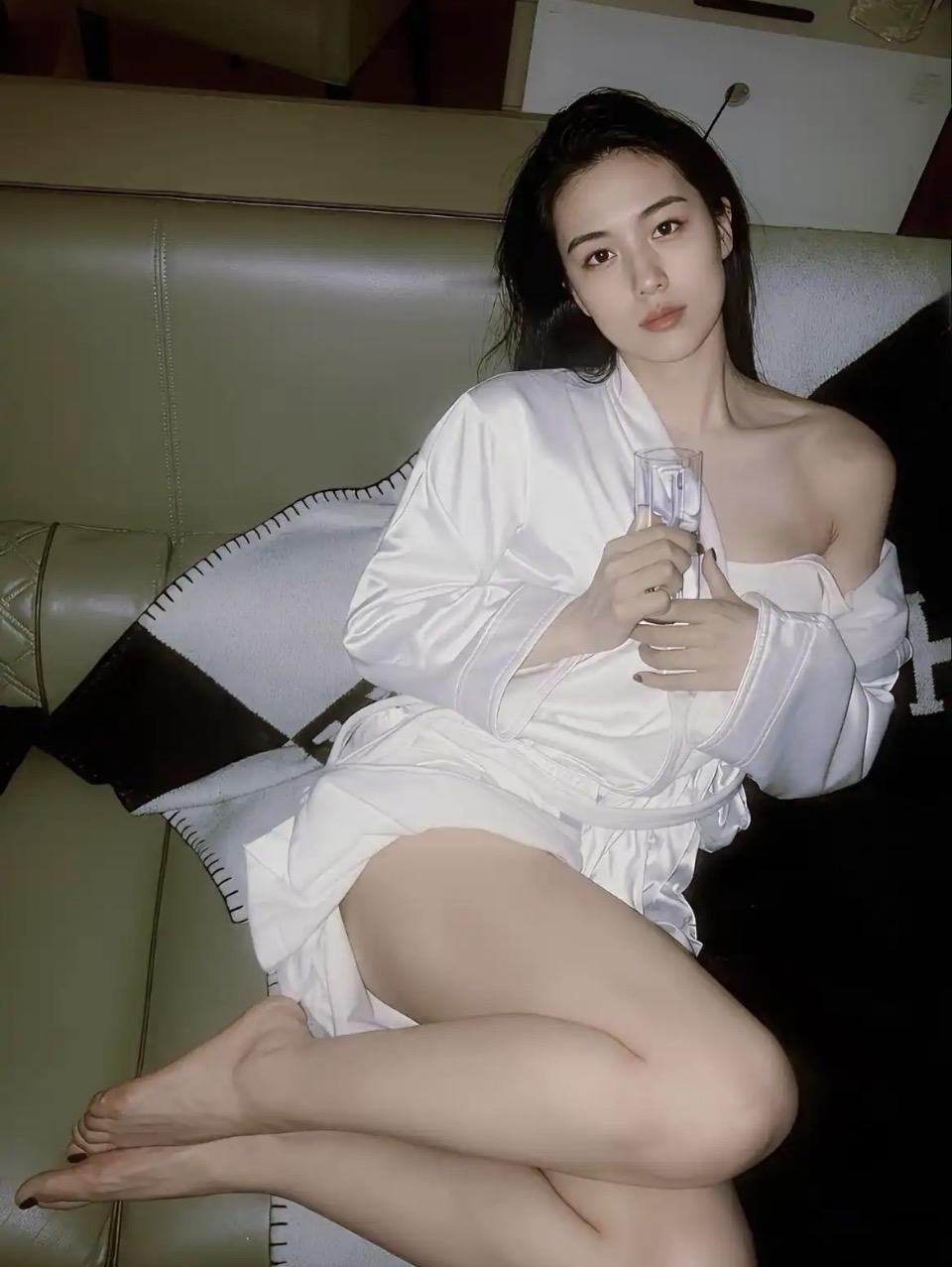 🏡 睡衣与香槟的完美搭配，享受一个人的悠闲时光。🍷💃