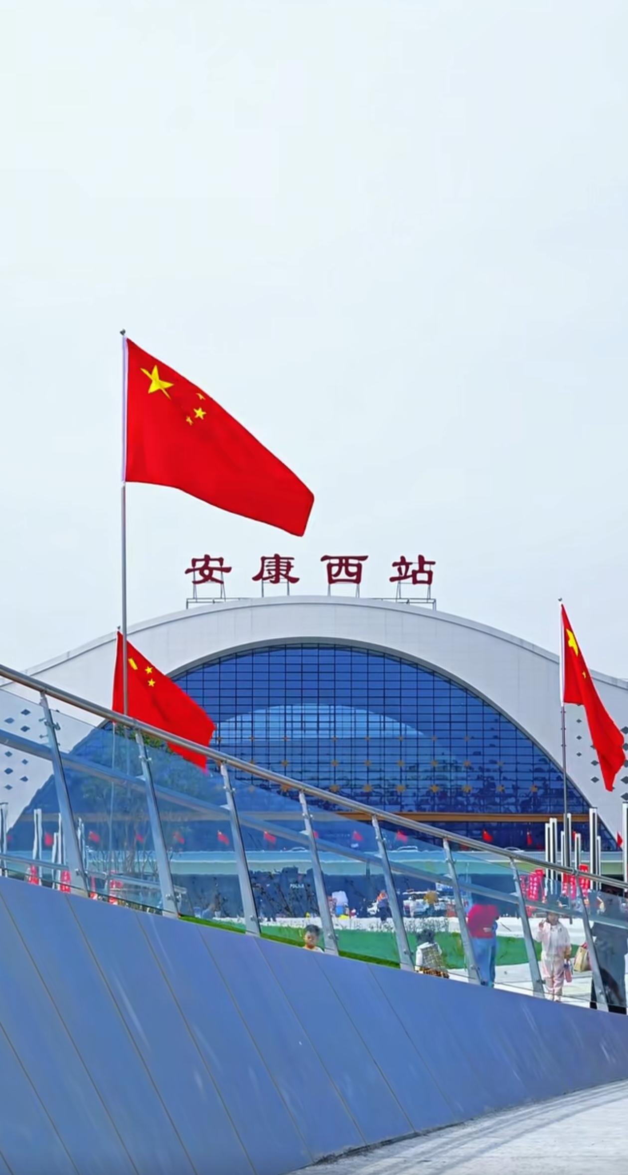 安康西站(高铁站)VS安康站
到了趟安康西站，再回头看看安康站，才发觉二者根本不
