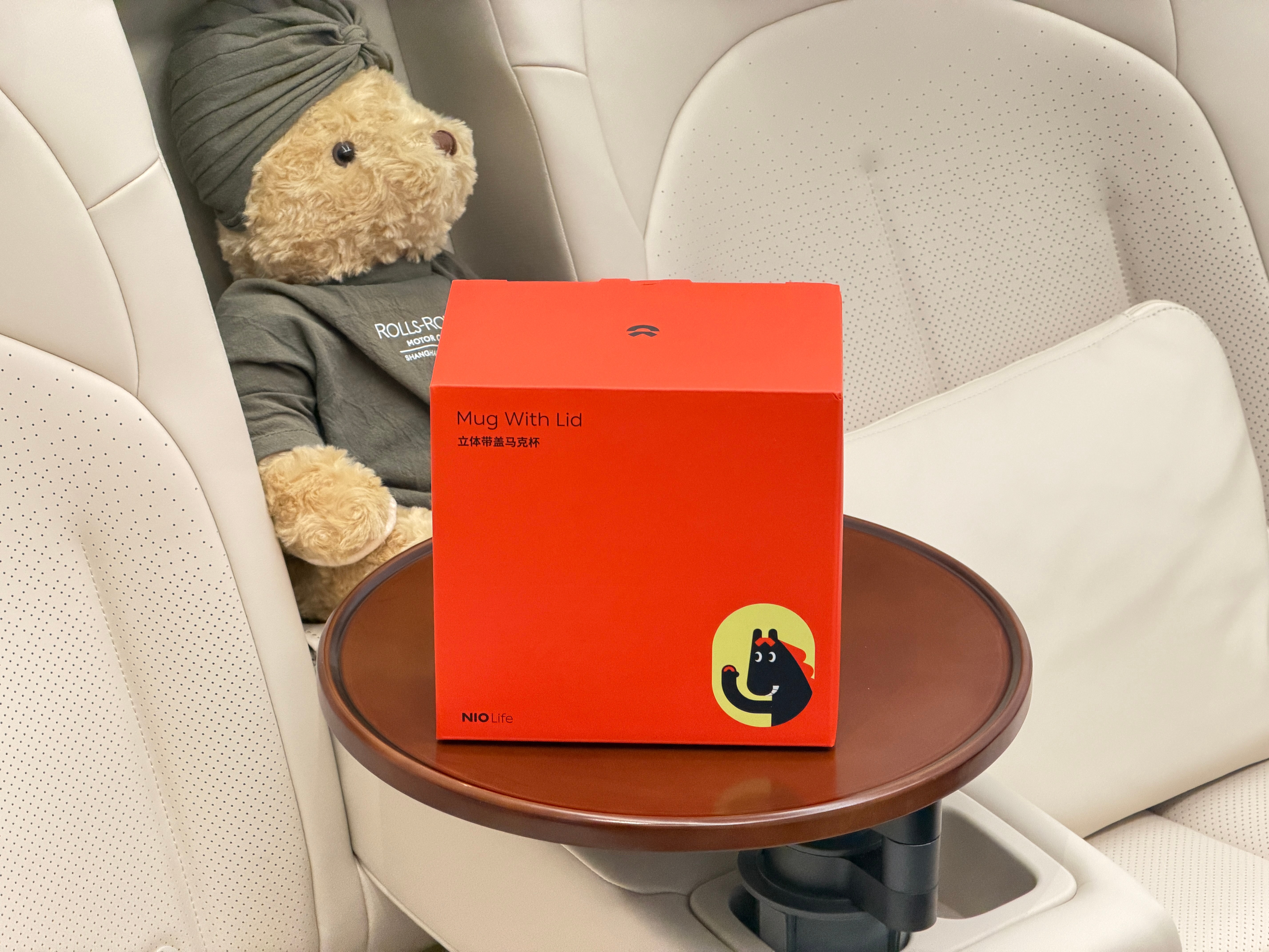 放个小福利。点赞就行，给兄弟们抽个 NIO Life 黑马带盖马克杯！ 