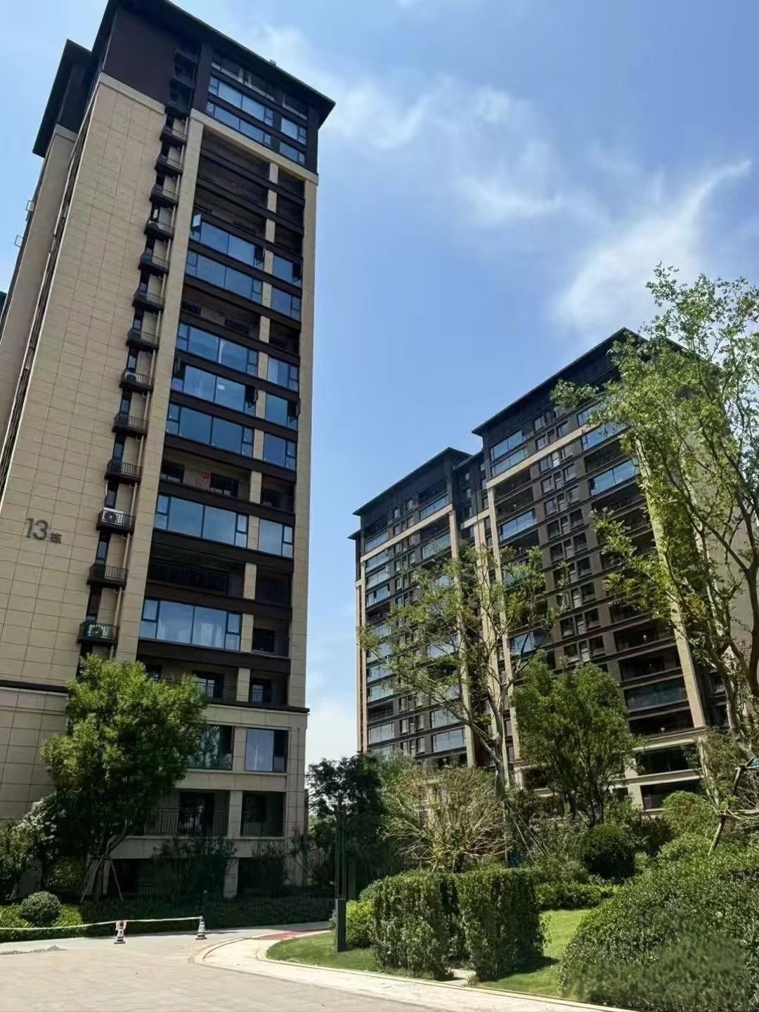 最近有件事比金价下跌
更值得关注，那些手握大量黄金的人
开始悄悄变现，转身就冲进