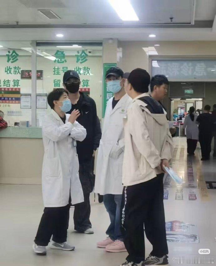 肖战小城良方医院踩点肖战白大褂路透肖战《小城良方》医院踩点，白大褂路透，今天是小
