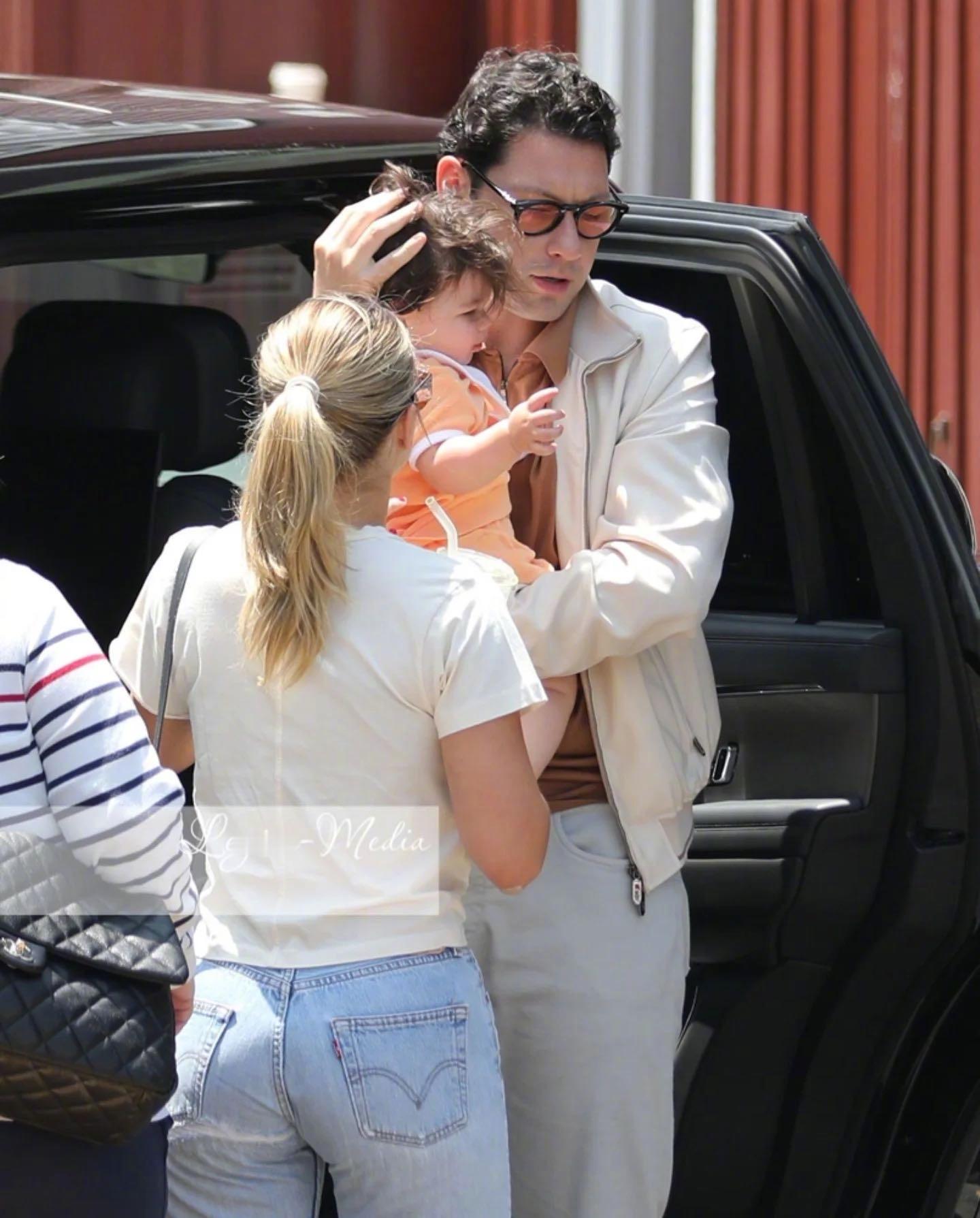 索菲亚Sofia Richie 和丈夫 Elliot Grainge 带女儿 E