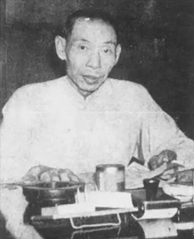 沈月英出身不高，她的母亲是黄金荣家中的一个仆人，深受黄金荣妻子的看重，自沈月英出