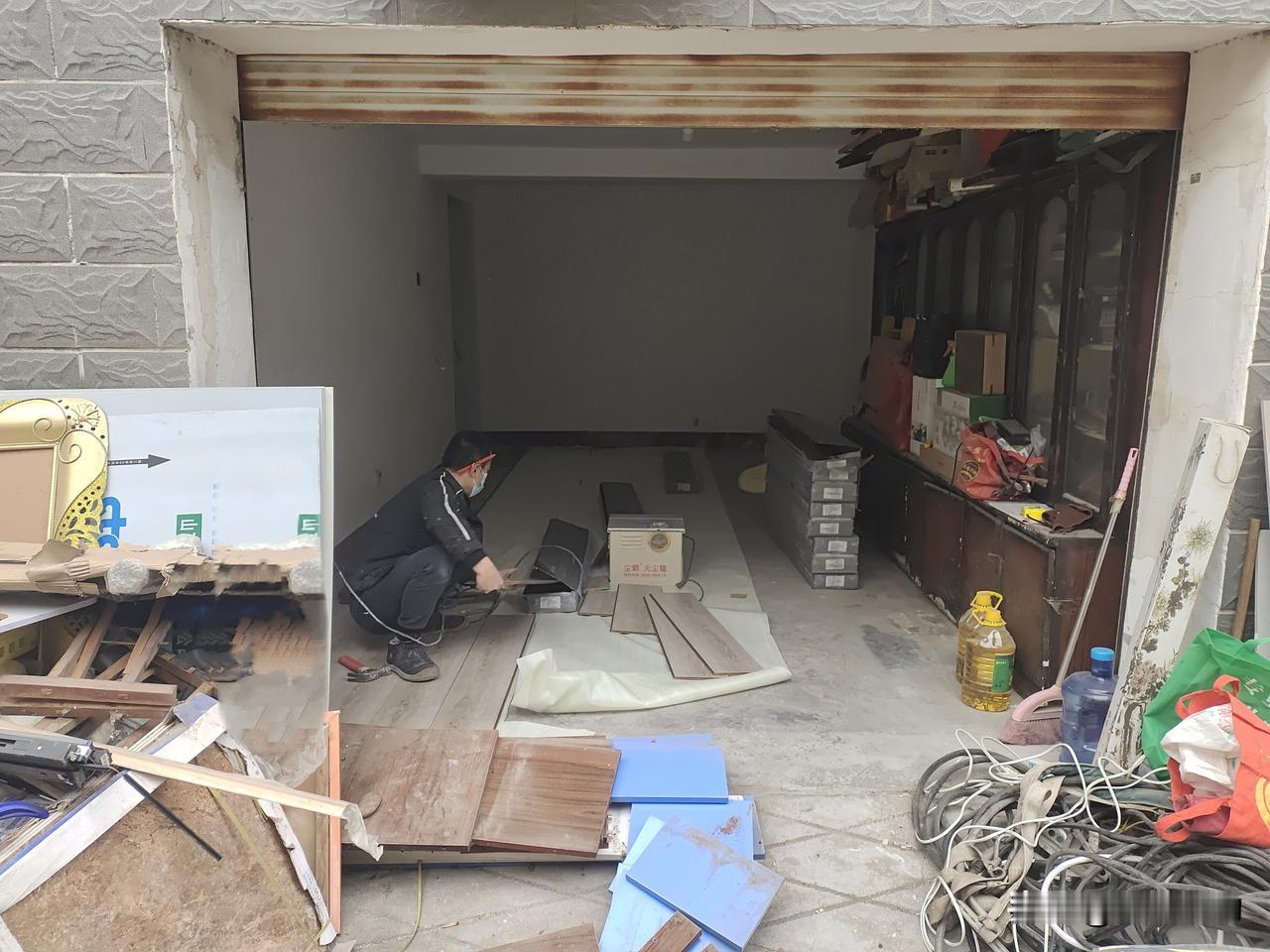 车库赋
岁在乙巳，季冬之朔，余决意治其车库。斯库广仅十八平米，久为杂物所据，尘封