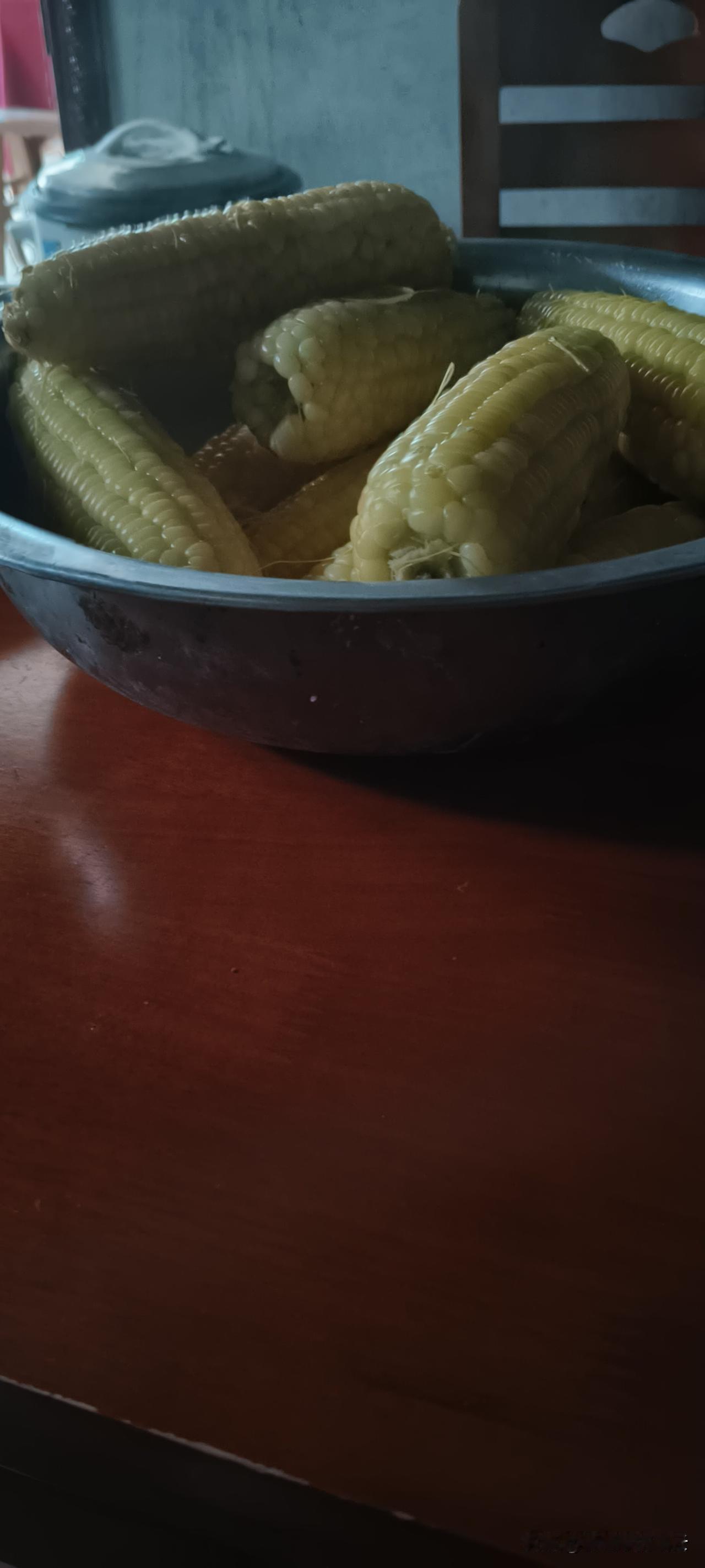 尤其住在农村，自家种的玉米在没老之前，就可以摘下来煮熟吃，口感特别香甜可口，夏天