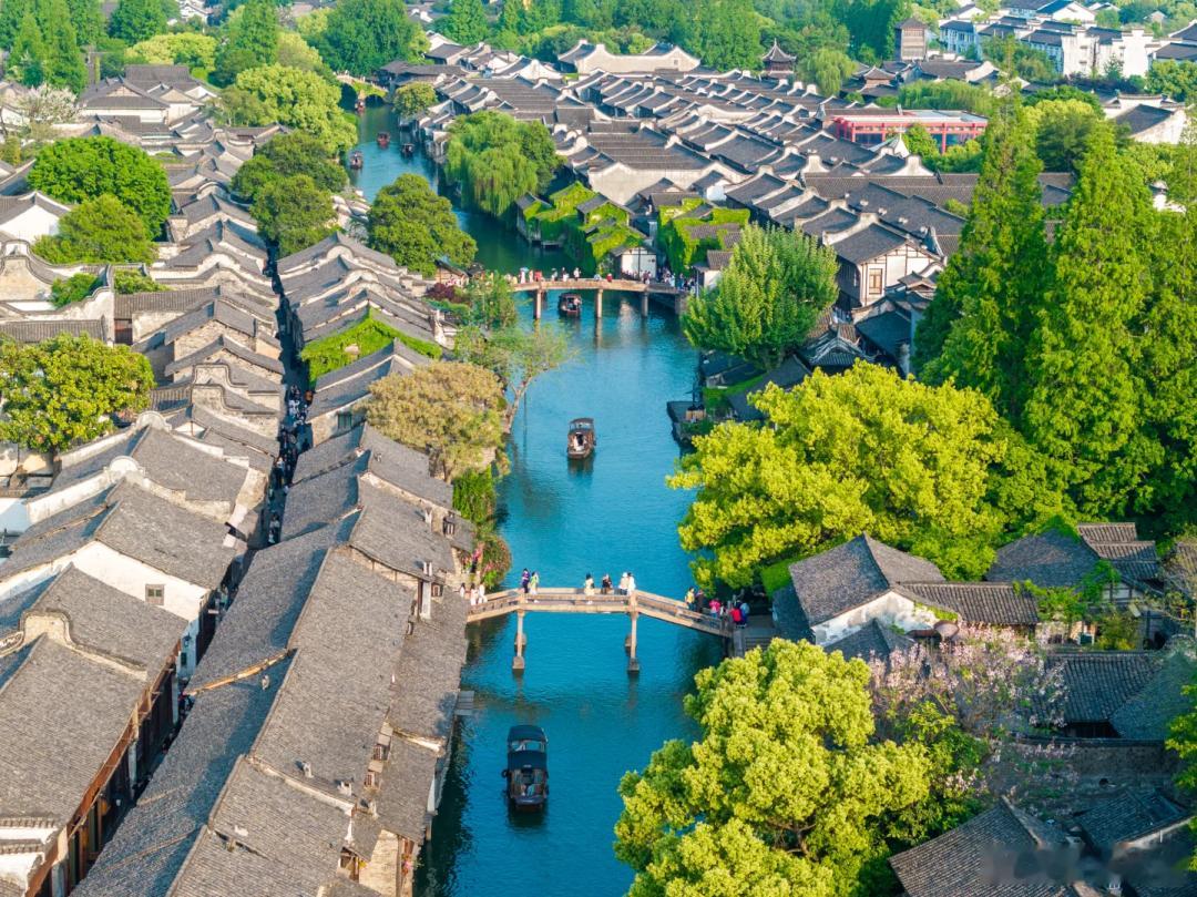 白墙黑瓦、流水乌篷船，一眼沦陷在江南水乡