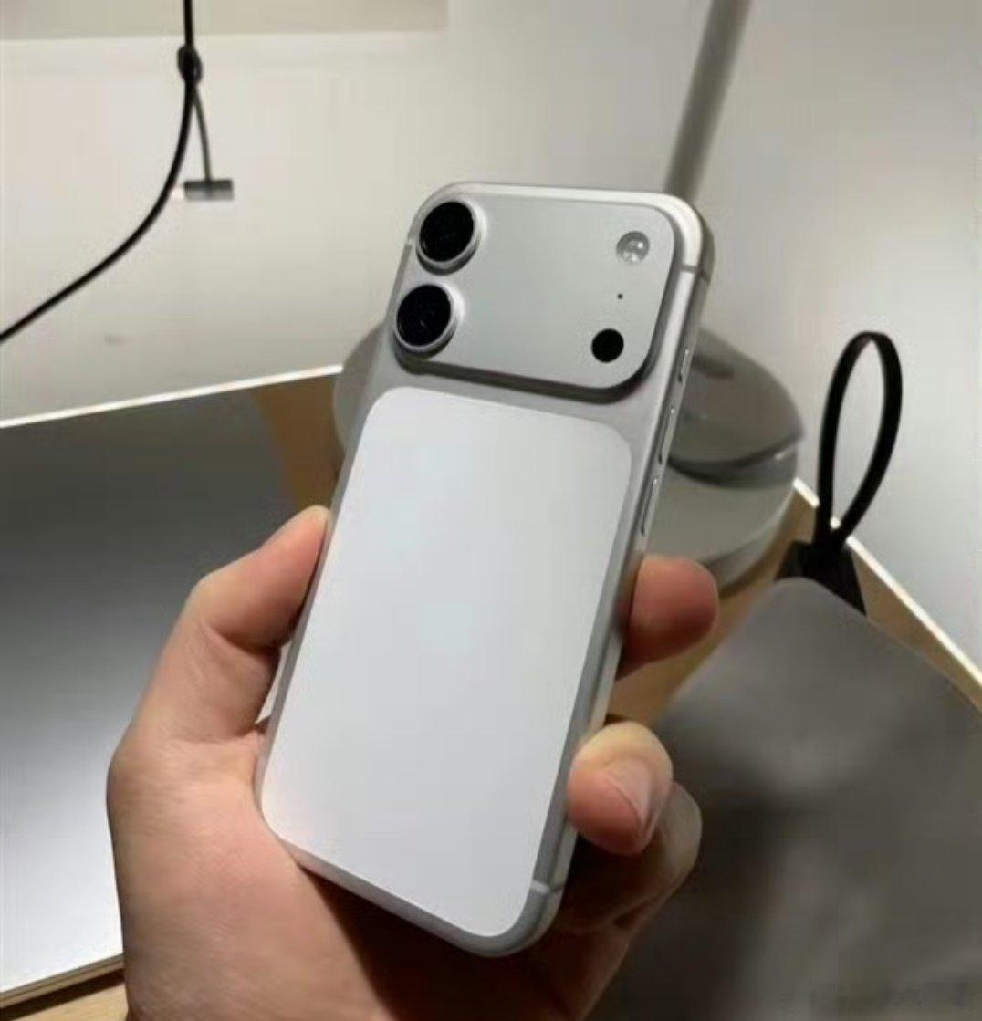 iPhone18标准版神似17Pro 这个设计挺巧妙啊，我感觉还不错！ 