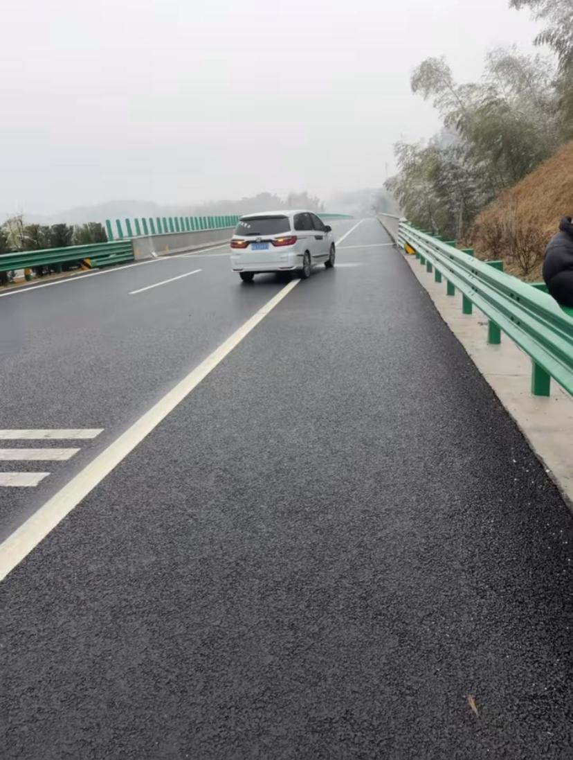 安徽省新开通的和襄高速，大家注意野猪出没！

近日在靠近霍山西的和襄高速山区路段