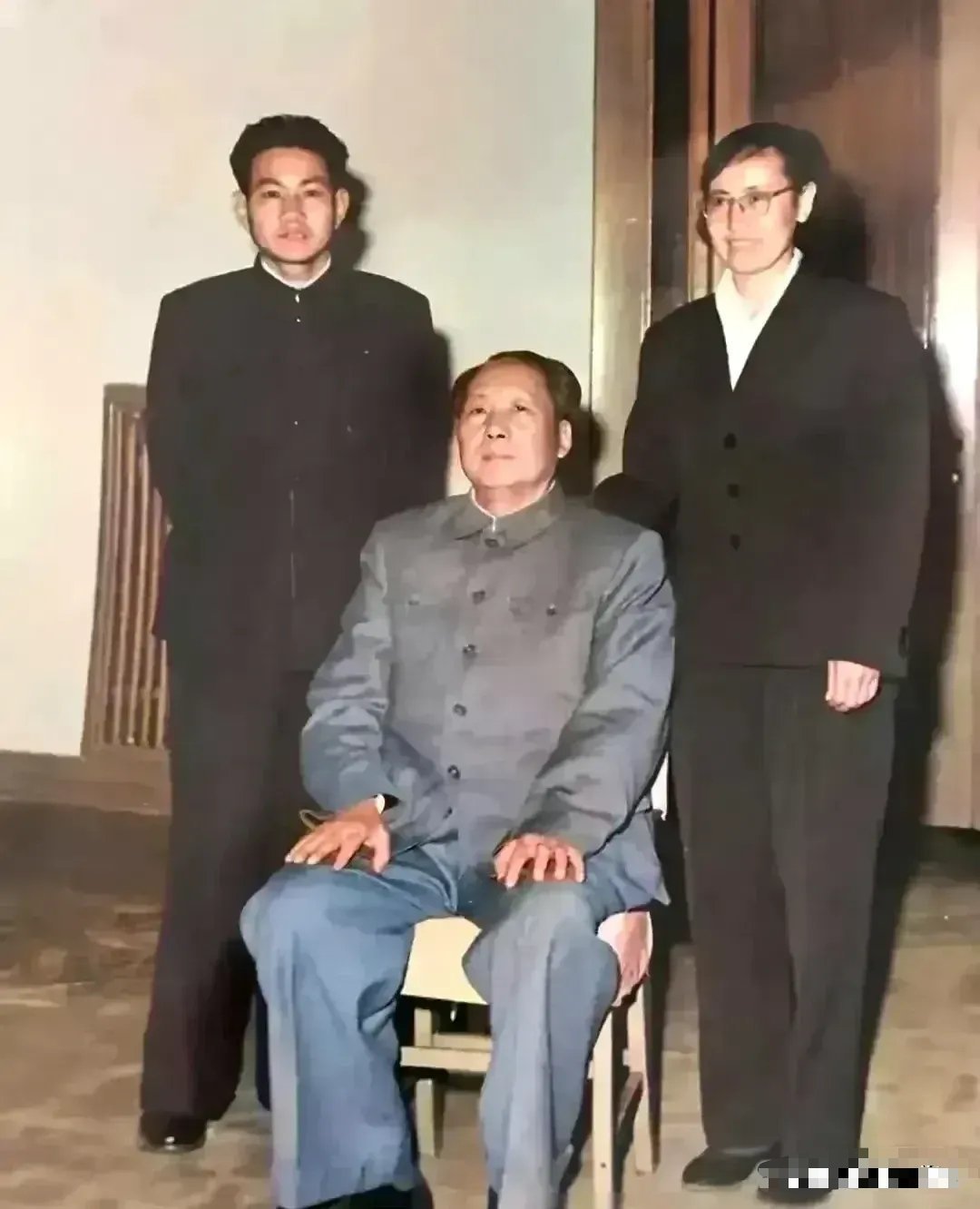 这是毛主席与卫士长李银桥、韩桂馨夫妇的合影。从1947年到1962年，李银桥在毛