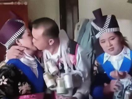 这画风也太炸裂了！

视频里能看到苗族特色的提亲场景，一位大哥被几位身着苗族服饰