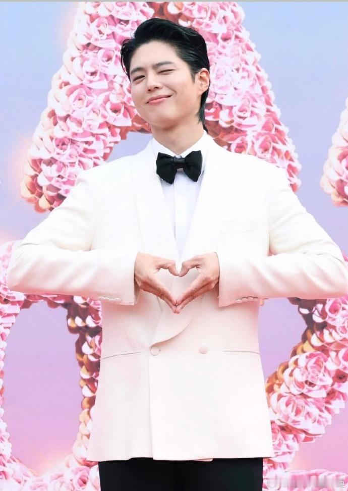 朴宝剑 麦完你的麦你的朴宝剑这操作谁看了不喊一句会玩，又是自拍又是比心还陪跑步，